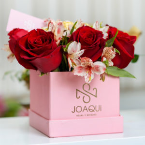 Box cuadrado Rosas y Astromelias